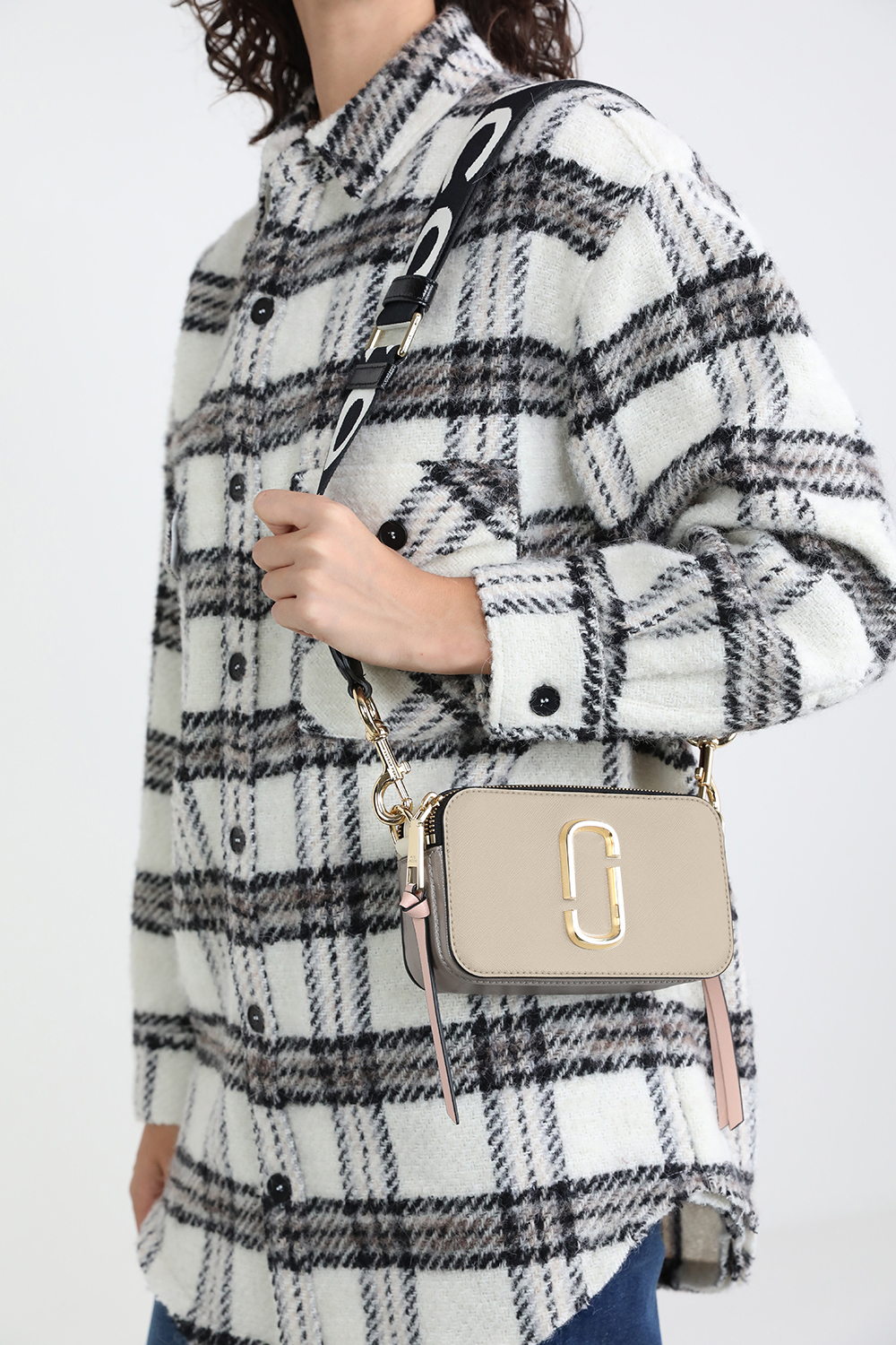 תמונת כל הלוק של תיק סנפשוט MARC JACOBS